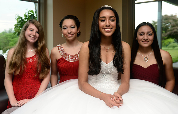 Alex Turner and her damas (maids of honor)
